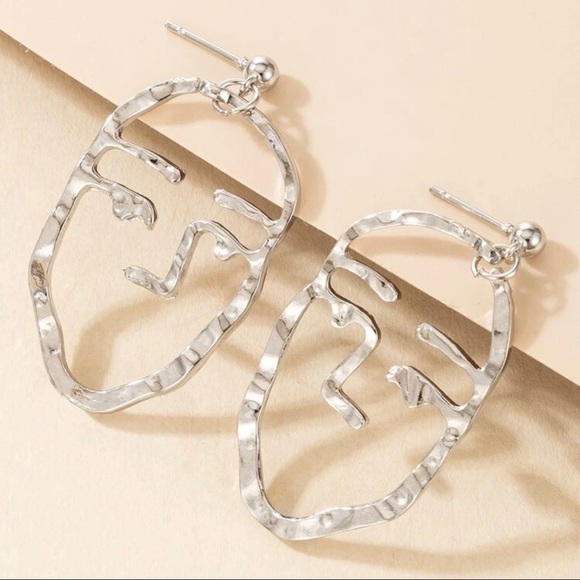 3/$30 🤍 Abstract Face Earrings - Picture 3 of 3